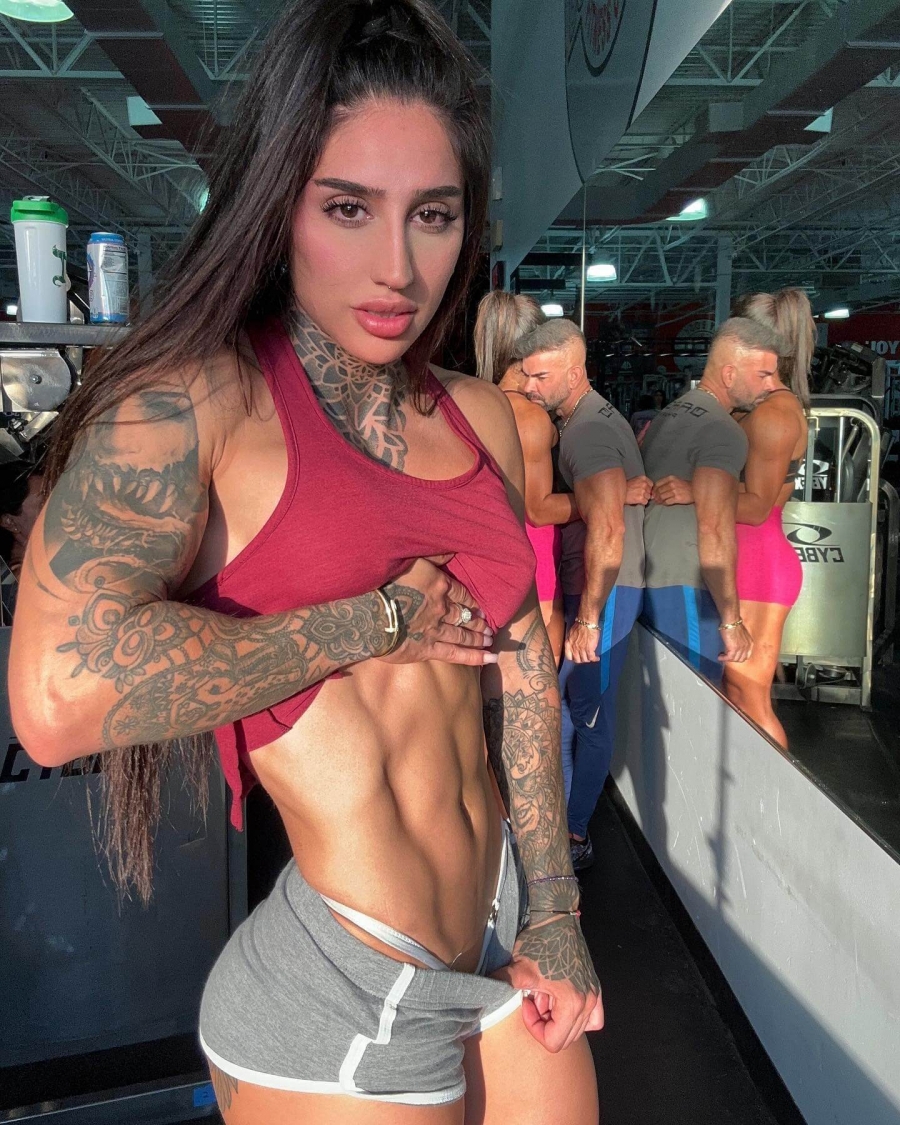 Bakhar Nabieva fitness mujer tatuajes músculo madre abdominales