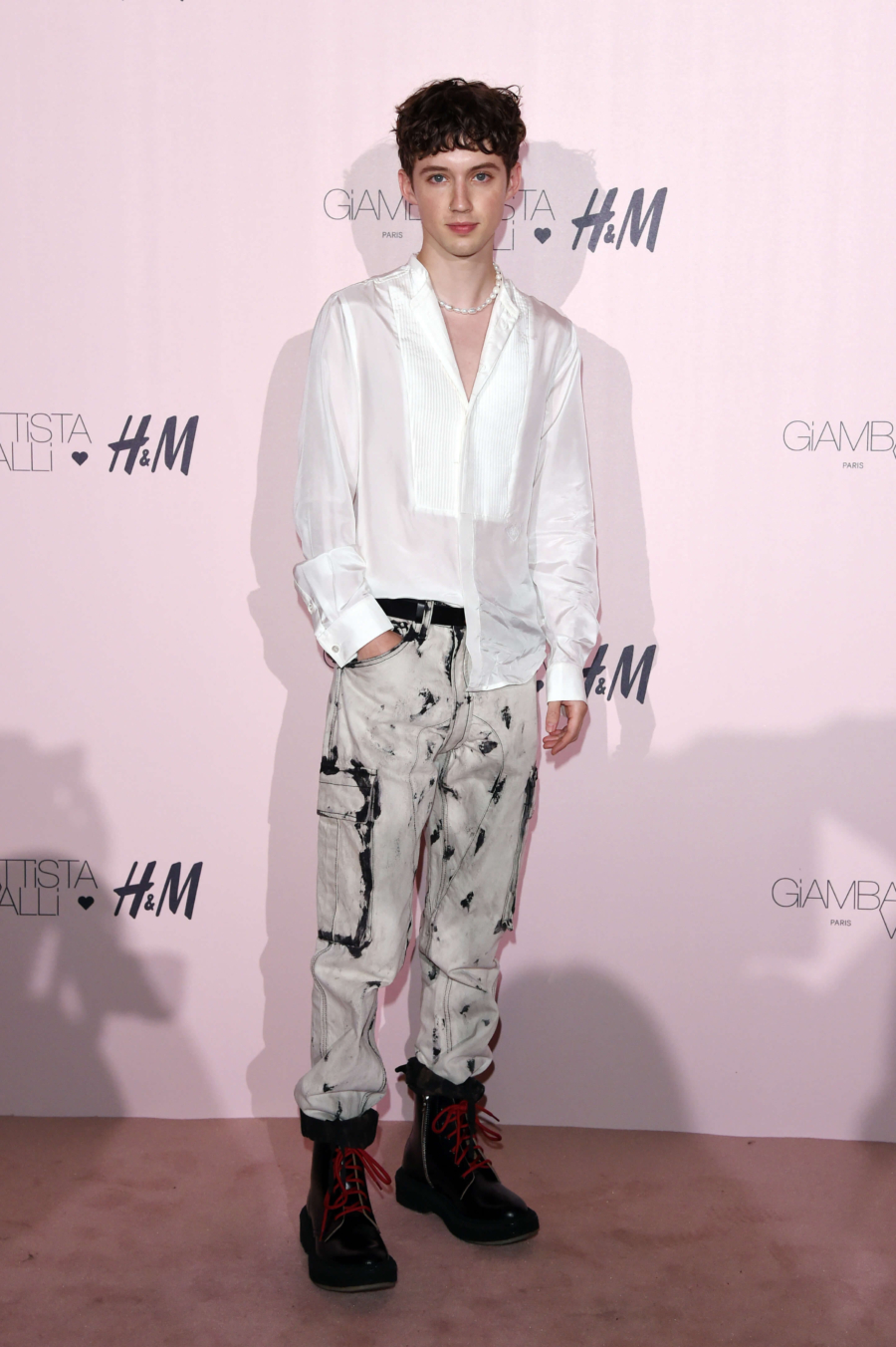 Troye Sivan pantalones cargo H&M camisa vaquera blanca transparente