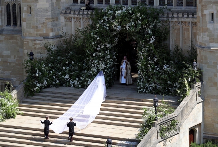 meghan markle vestido de novia volver a entrar boda real iglesia mayo 2018